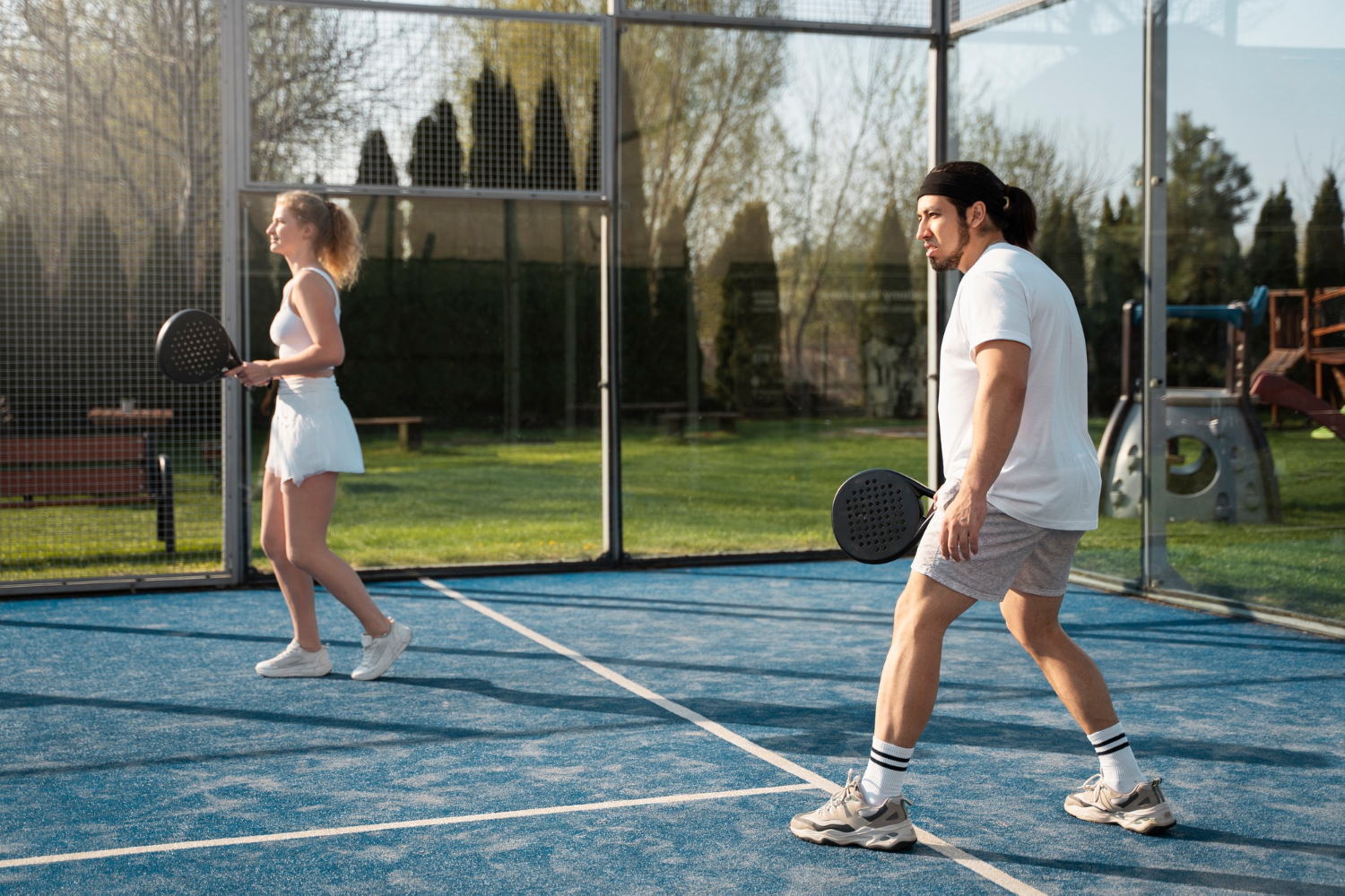 Joueurs de padel durant une partie à Salon de Provence