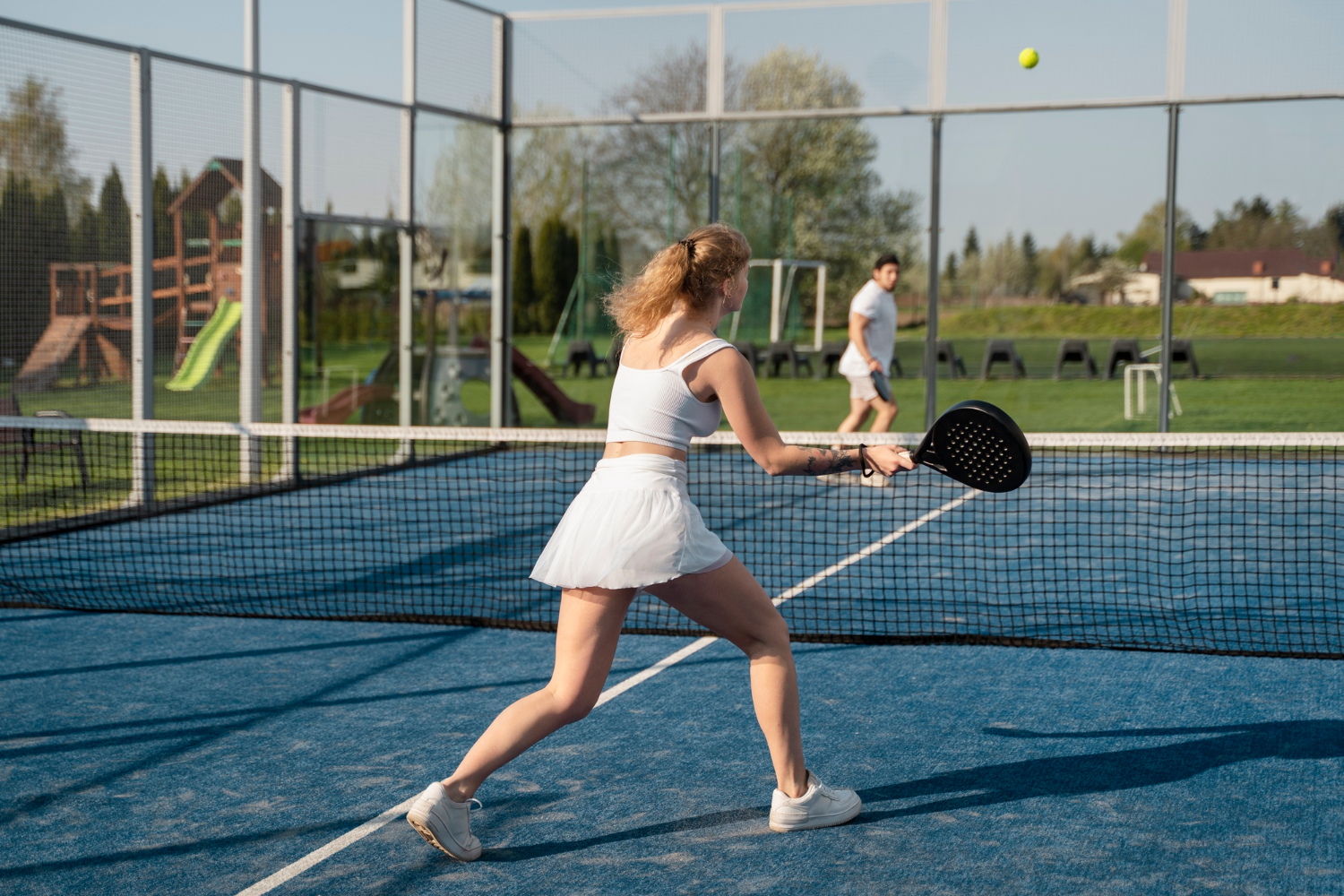 Groupe d'amis qui joue au Padel à Salon de Provence